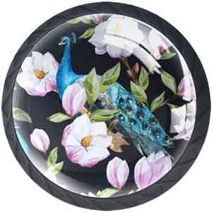 Pomo de cristal decorado con un bonito pavo real entre flores blancas.