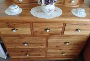 Mueble de madera con pomos de cerámica decorados con flores.