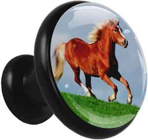 Pomo de cristal decorado con un caballo trotando.