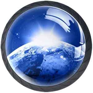 Pomo de cristal decorado con una imagen de la Tierra.