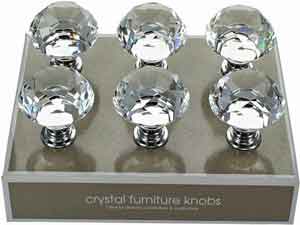 Pomo de cristal tallado con forma de diamante y metal.
