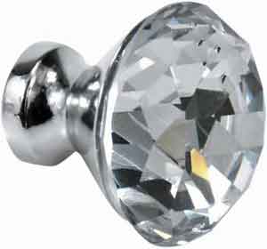 Pomo de cristal tallado con forma de diamante, encastrado en metal.