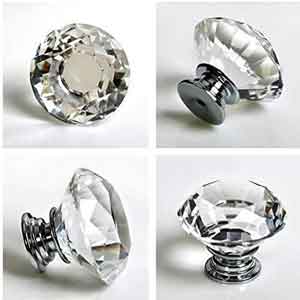 Pomo de cristal tallado con forma de diamante transparente.